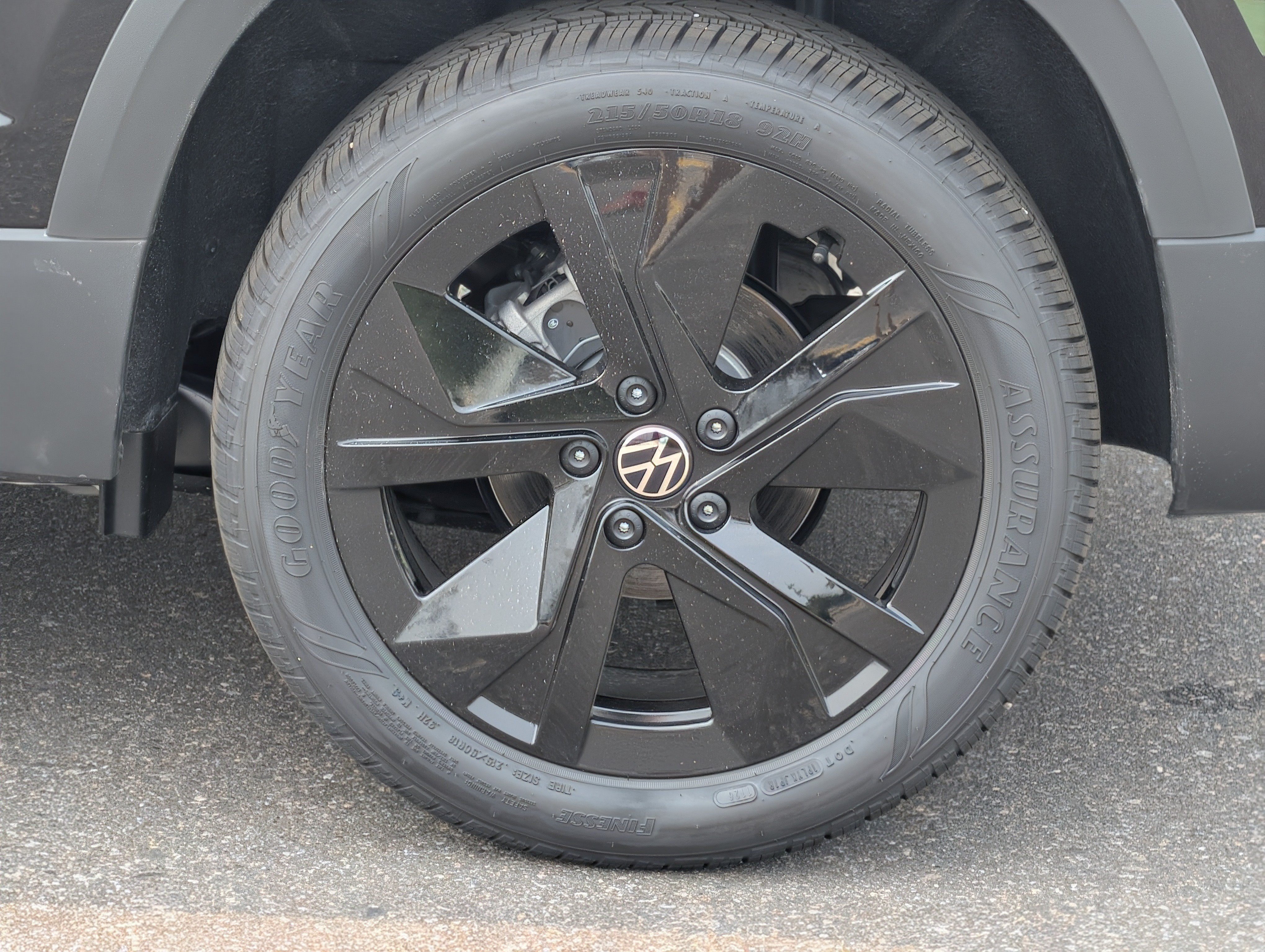 New 2026 Volkswagen Taos SE FWD image 3