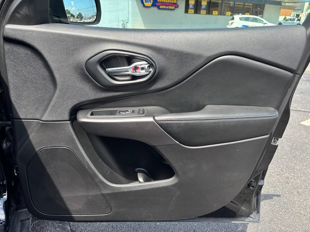 Used 2019 Jeep Cherokee Latitude Plus w/ Cold Weather Group AWD/4WD image 21