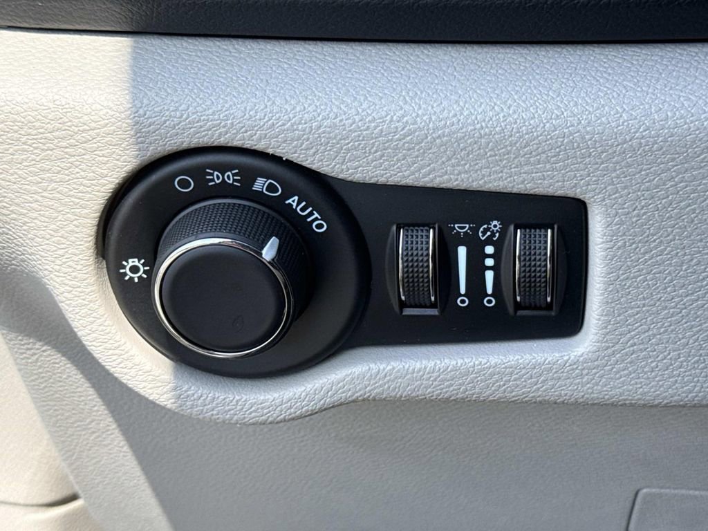 Used 2023 Chrysler Voyager LX FWD image 38