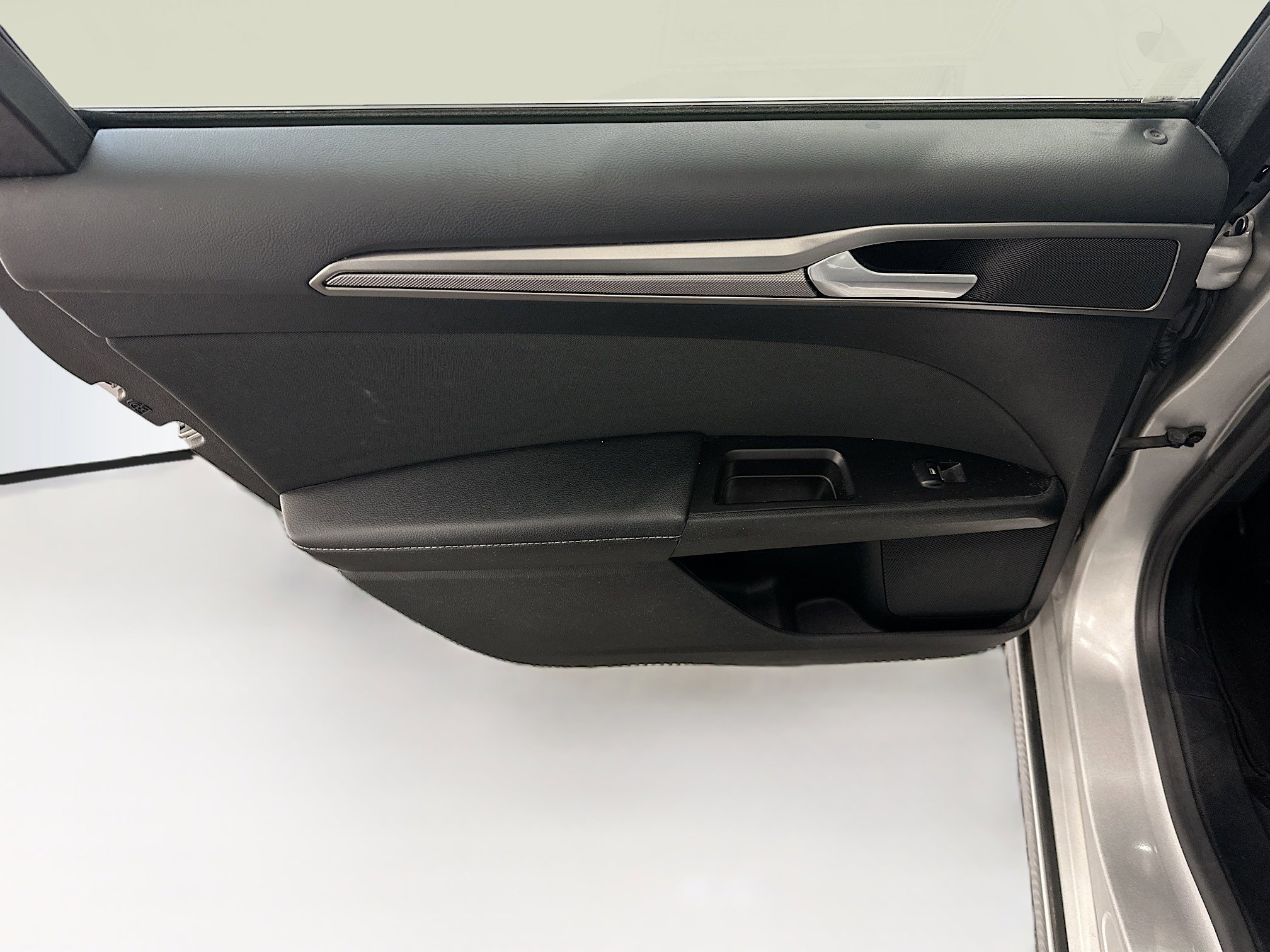 Used 2017 Ford Fusion SE image 25