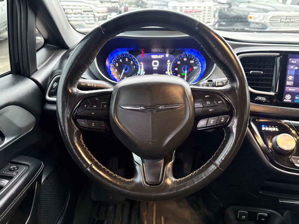 Used 2020 Chrysler Pacifica Touring w/ Advanced Safetytec Group FWD image 17