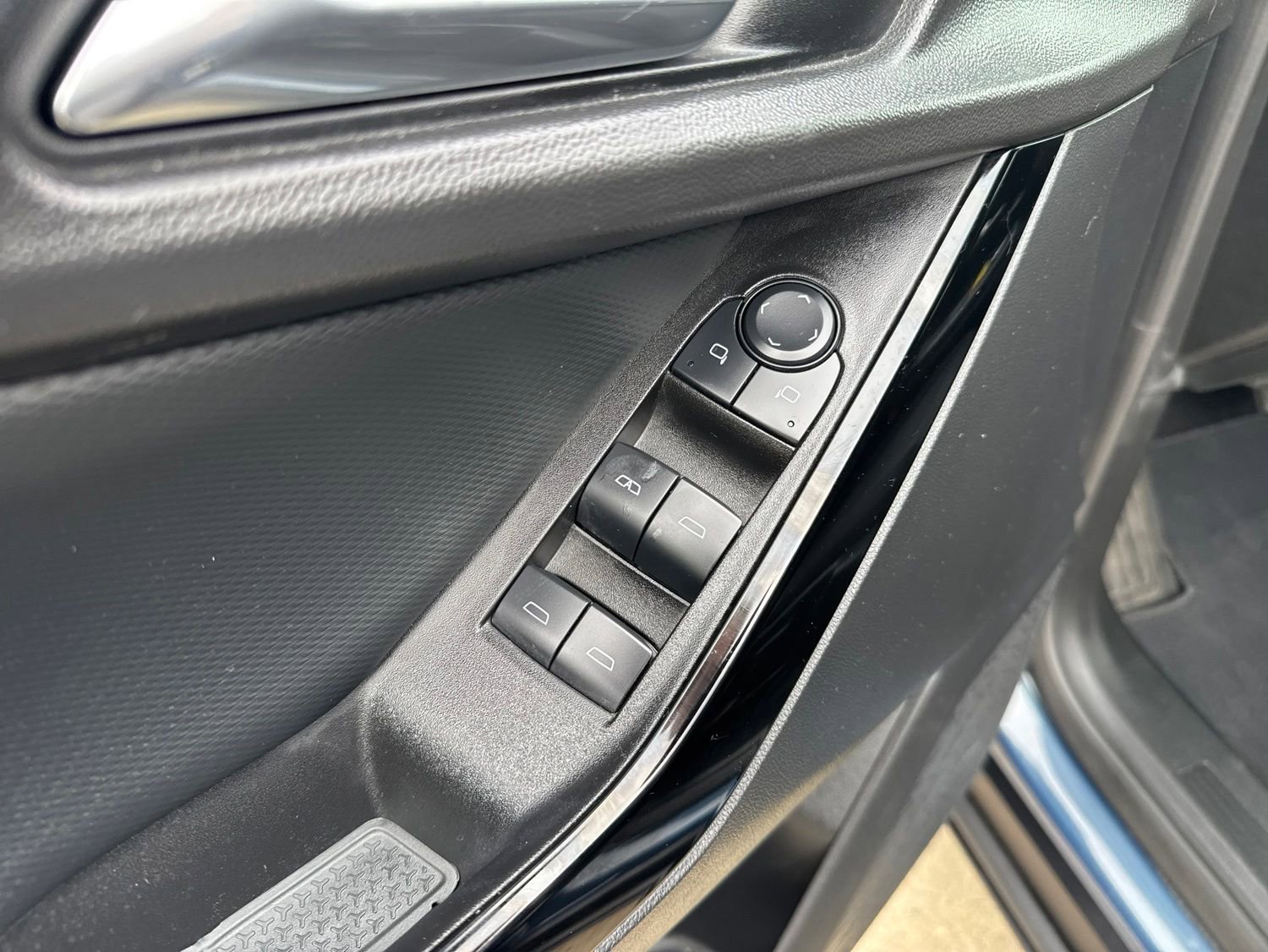 Used 2025 Chevrolet Equinox LT w/ Safety and Technology Package FWD image 14