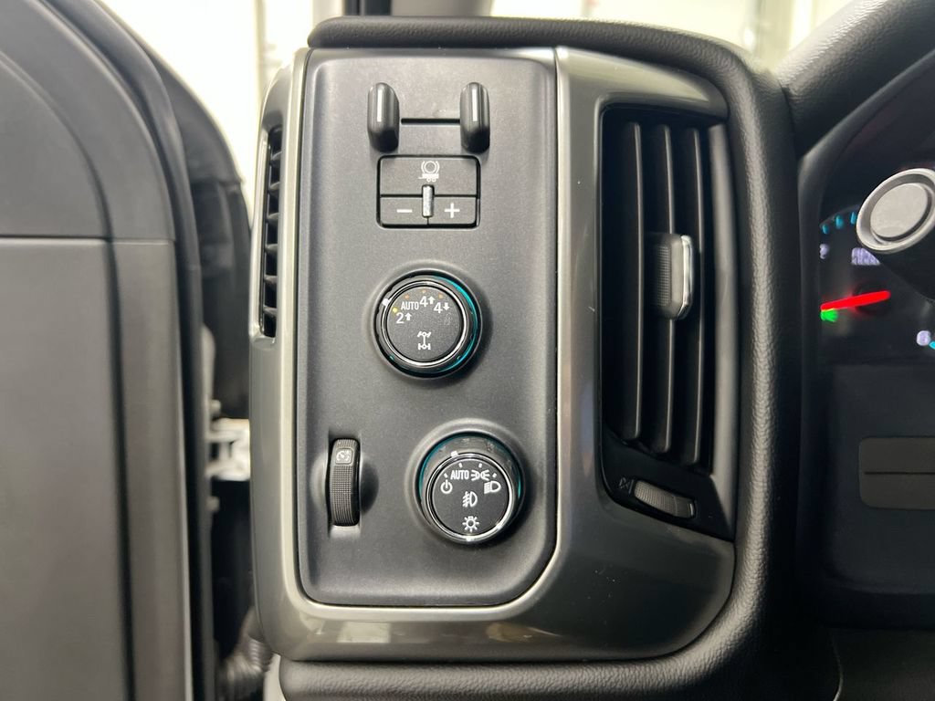 Used 2018 Chevrolet Silverado 1500 LT w/ All Star Edition AWD/4WD image 18