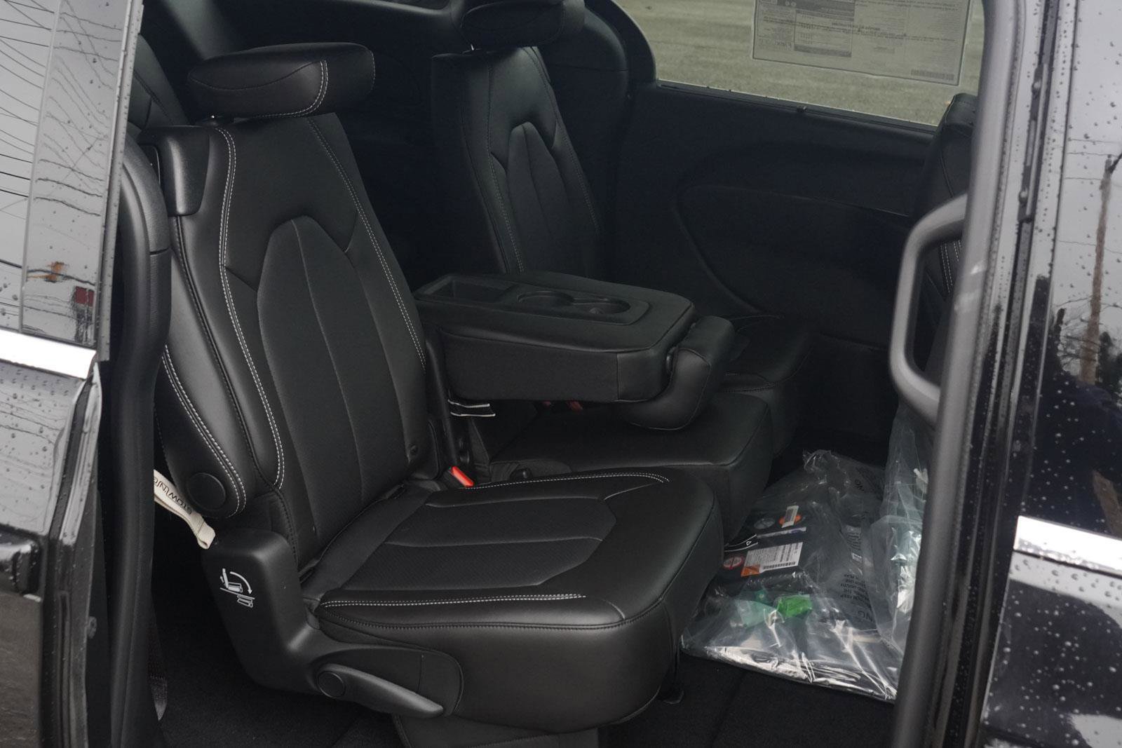 New 2026 Chrysler Pacifica Select image 30