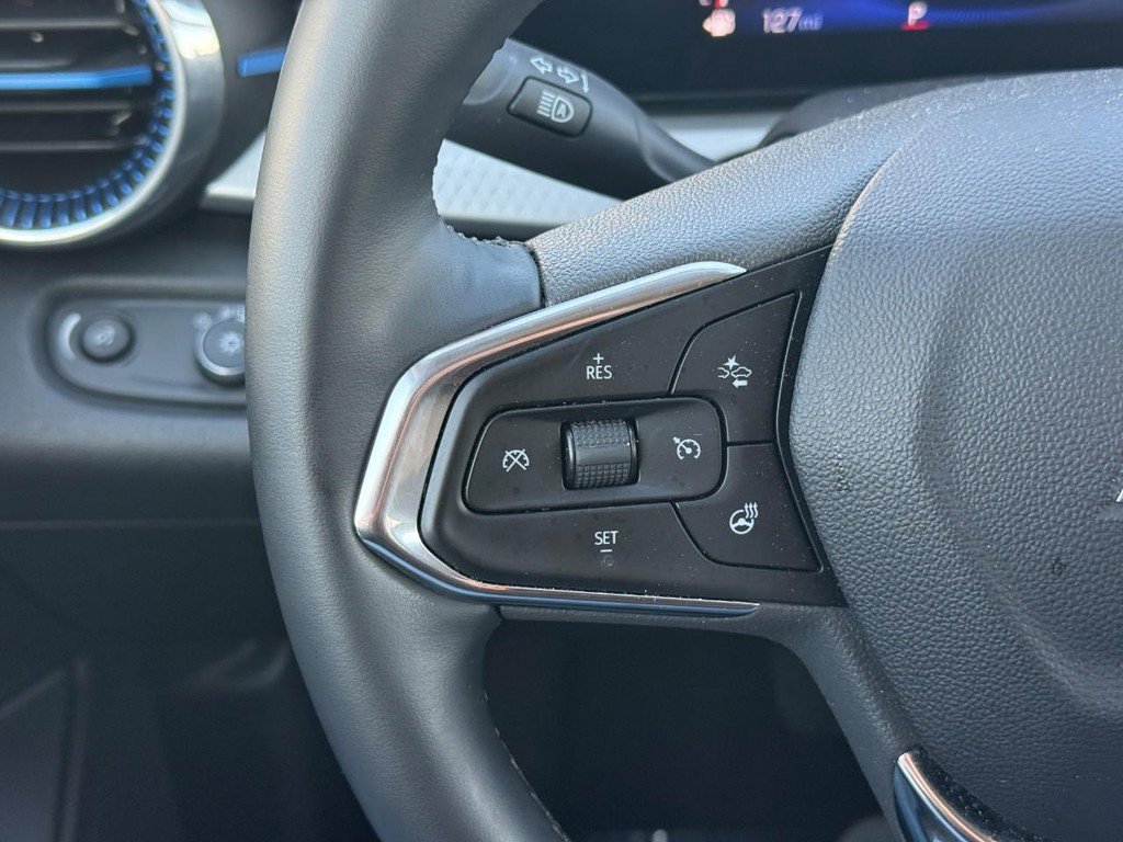 Used 2025 Chevrolet Trax LT w/ LT Convenience Package image 19