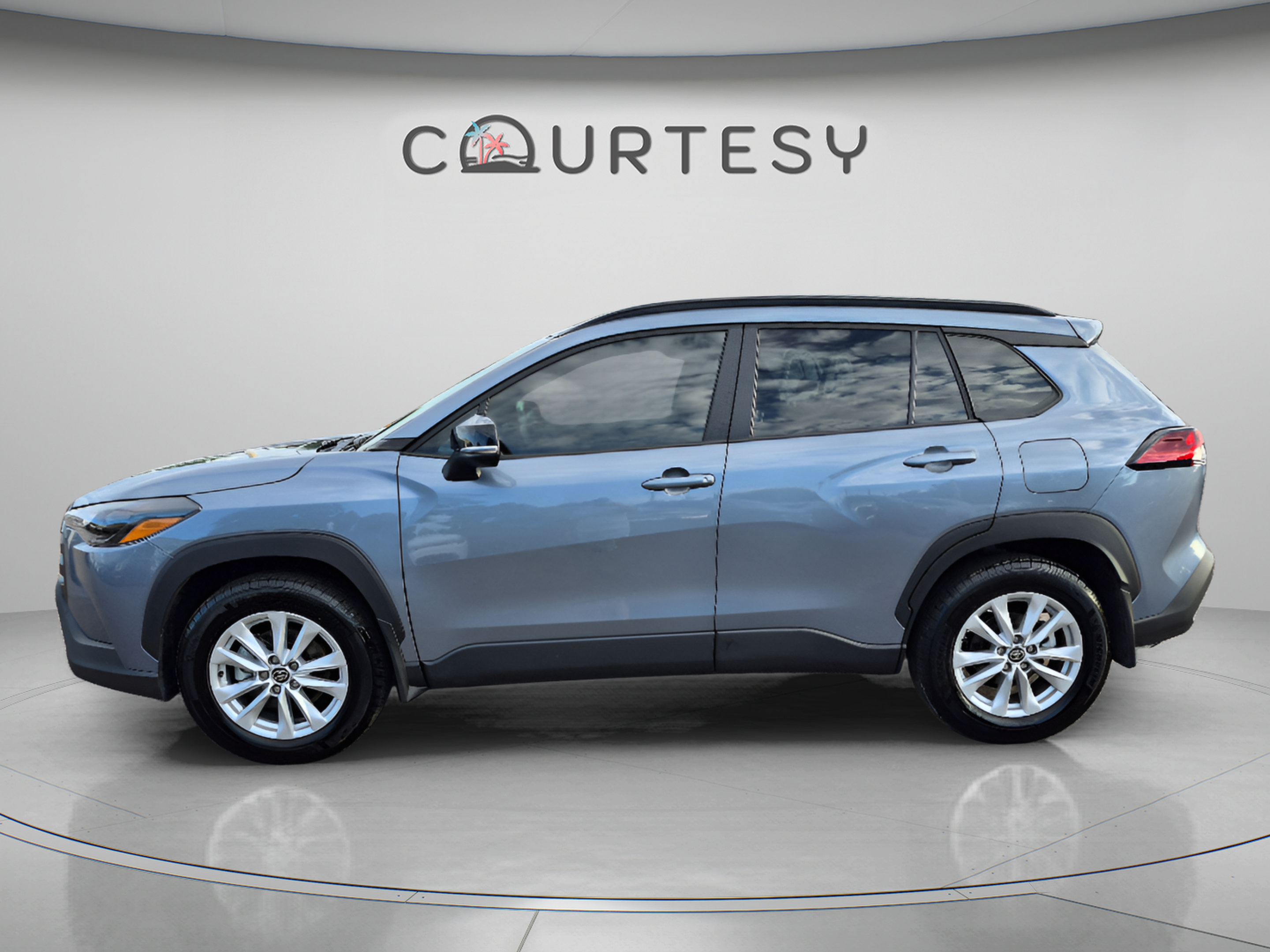 Used 2026 Toyota Corolla Cross LE FWD image 2