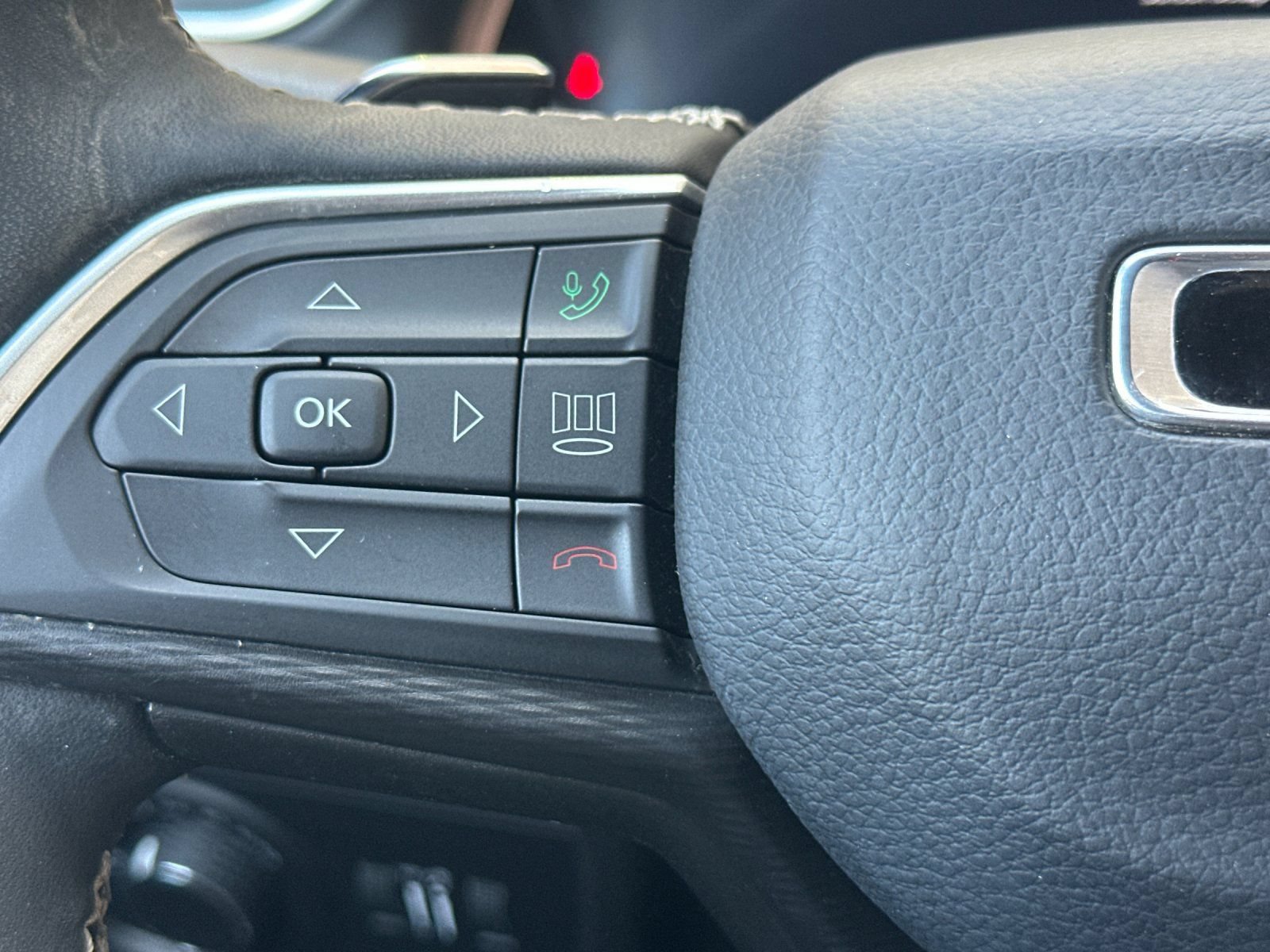 Used 2023 Jeep Grand Cherokee Altitude RWD image 28