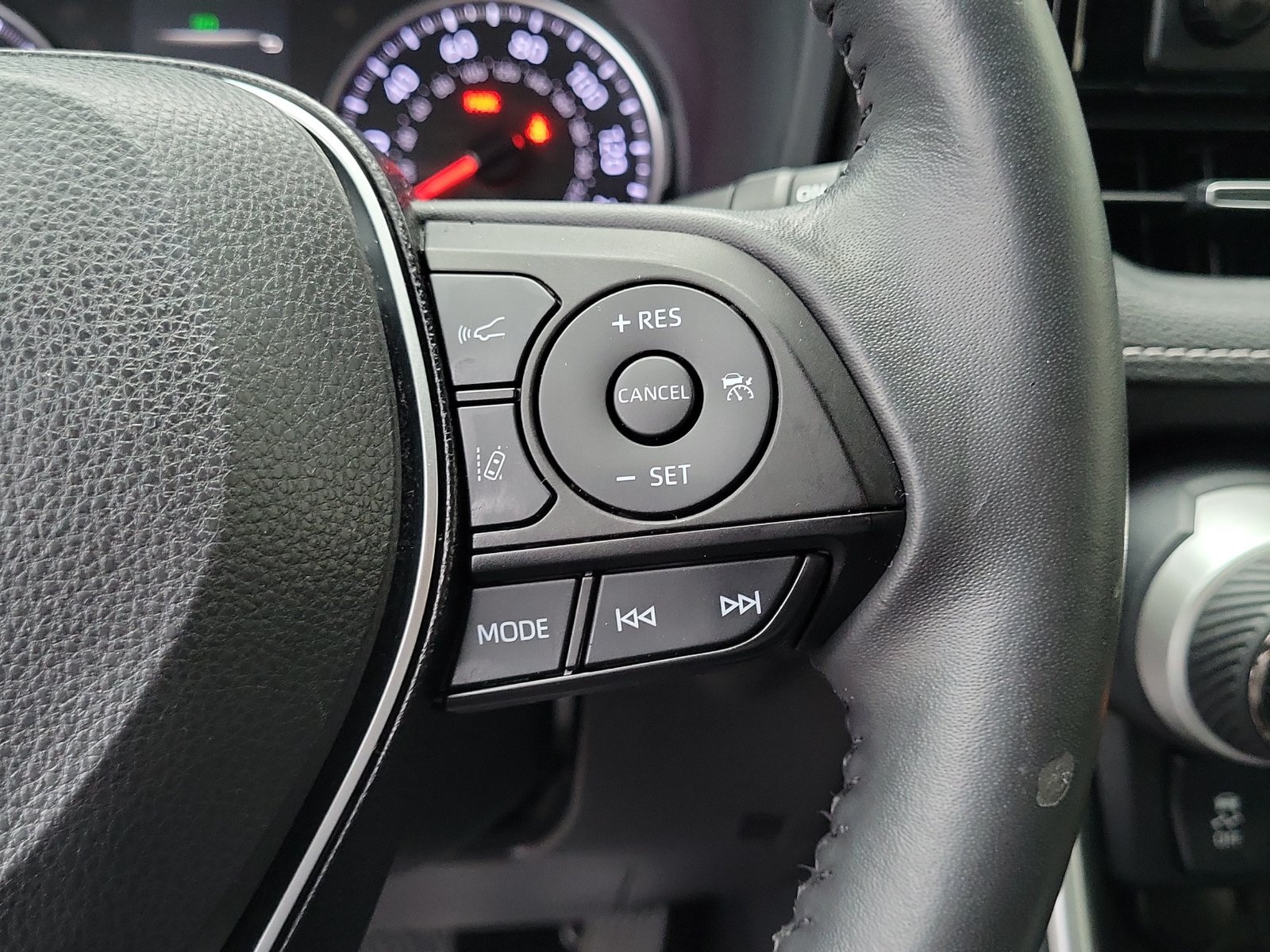 Used 2019 Toyota RAV4 XLE Premium FWD image 24