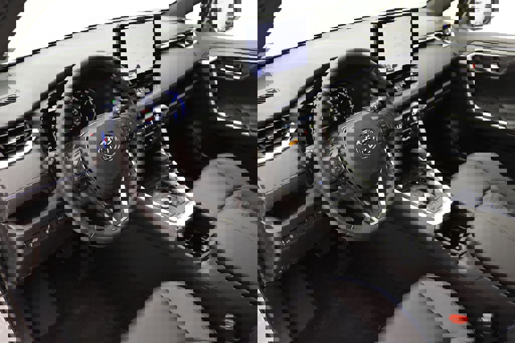 Used 2025 Toyota RAV4 XSE w/ Weather Package AWD/4WD image 13