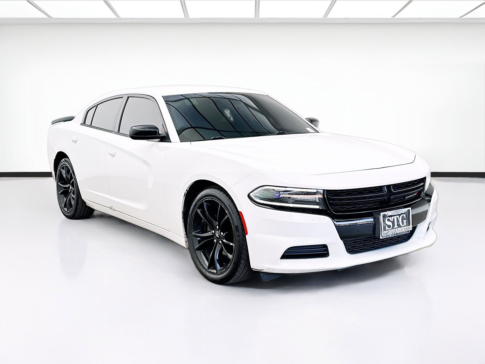 Used 2018 Dodge Charger SXT w/ Blacktop Package image 3