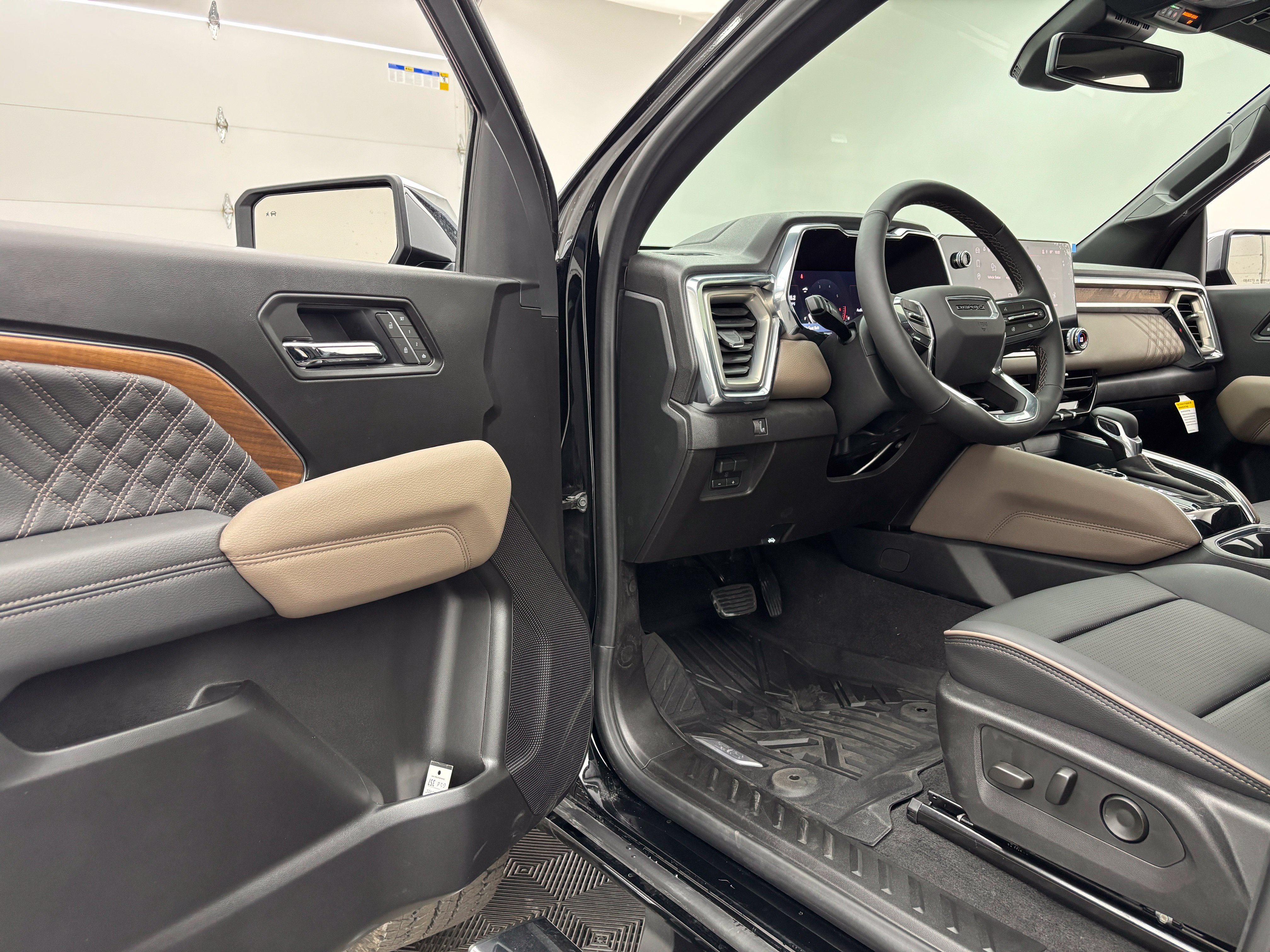 New 2026 GMC Canyon Denali w/ LPO, Black Badging Package AWD/4WD image 16