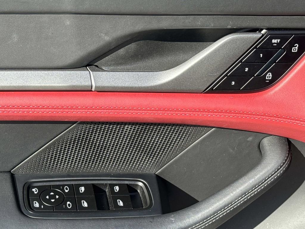 Used 2025 Porsche Taycan image 21