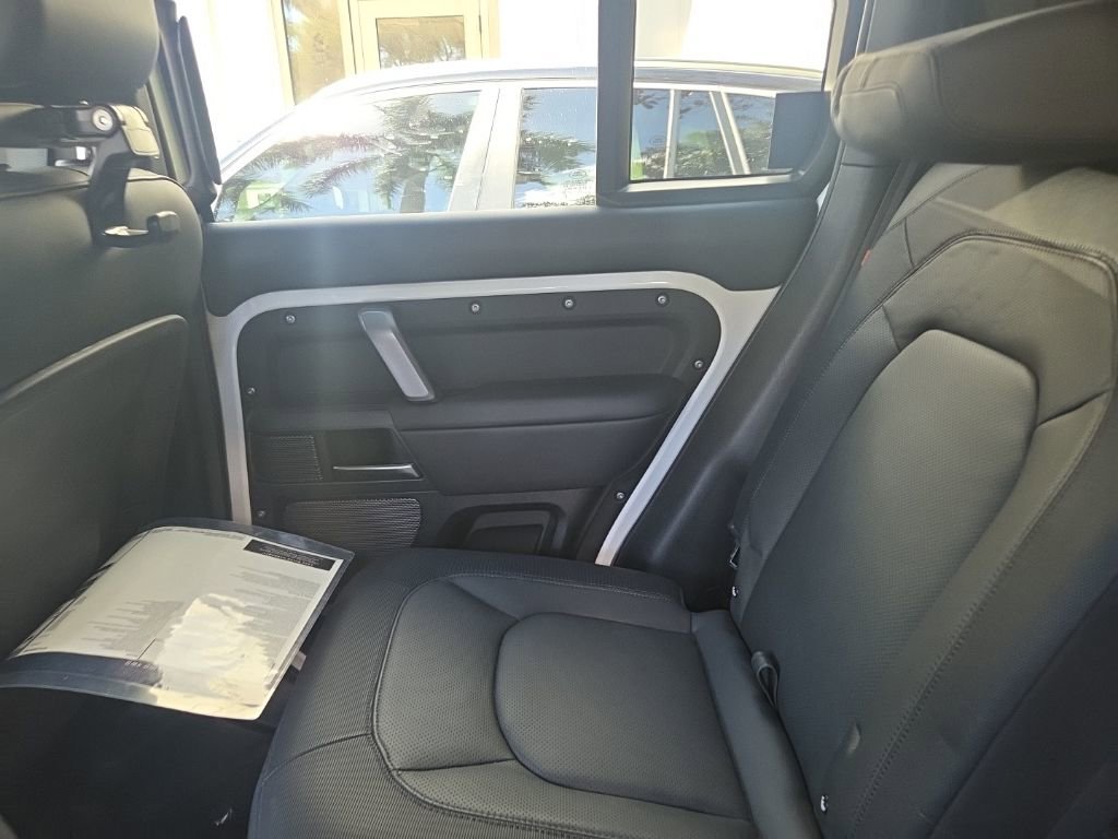Used 2024 Land Rover Defender 110 X-Dynamic SE image 37