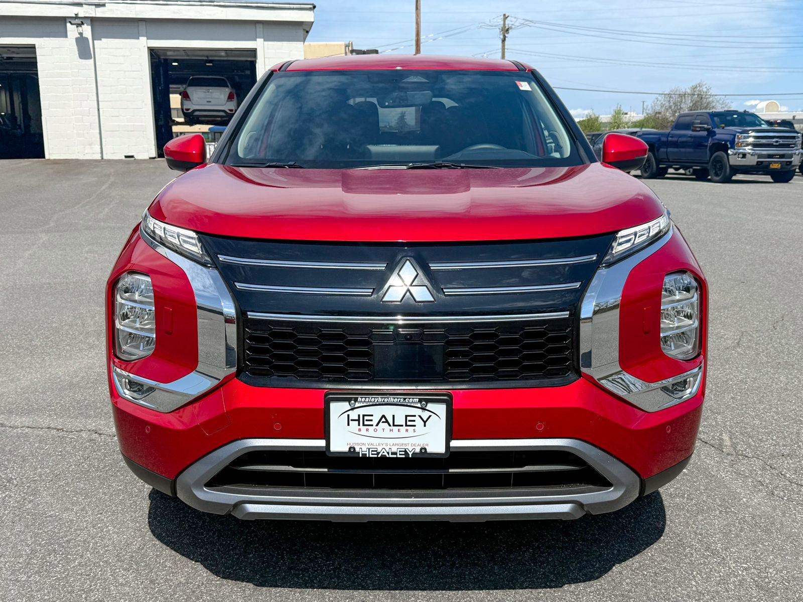 Used 2025 Mitsubishi Outlander SE image 2