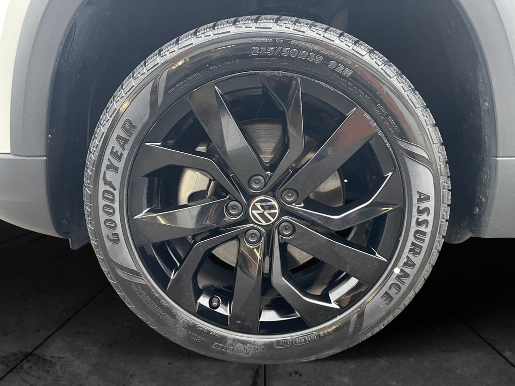 Used 2023 Volkswagen Taos SE w/ Black Wheel Package image 14