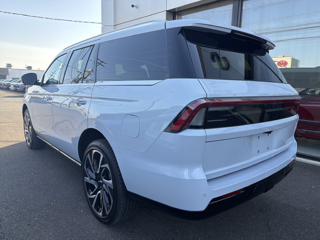 New 2026 Lincoln Navigator Reserve AWD/4WD image 2