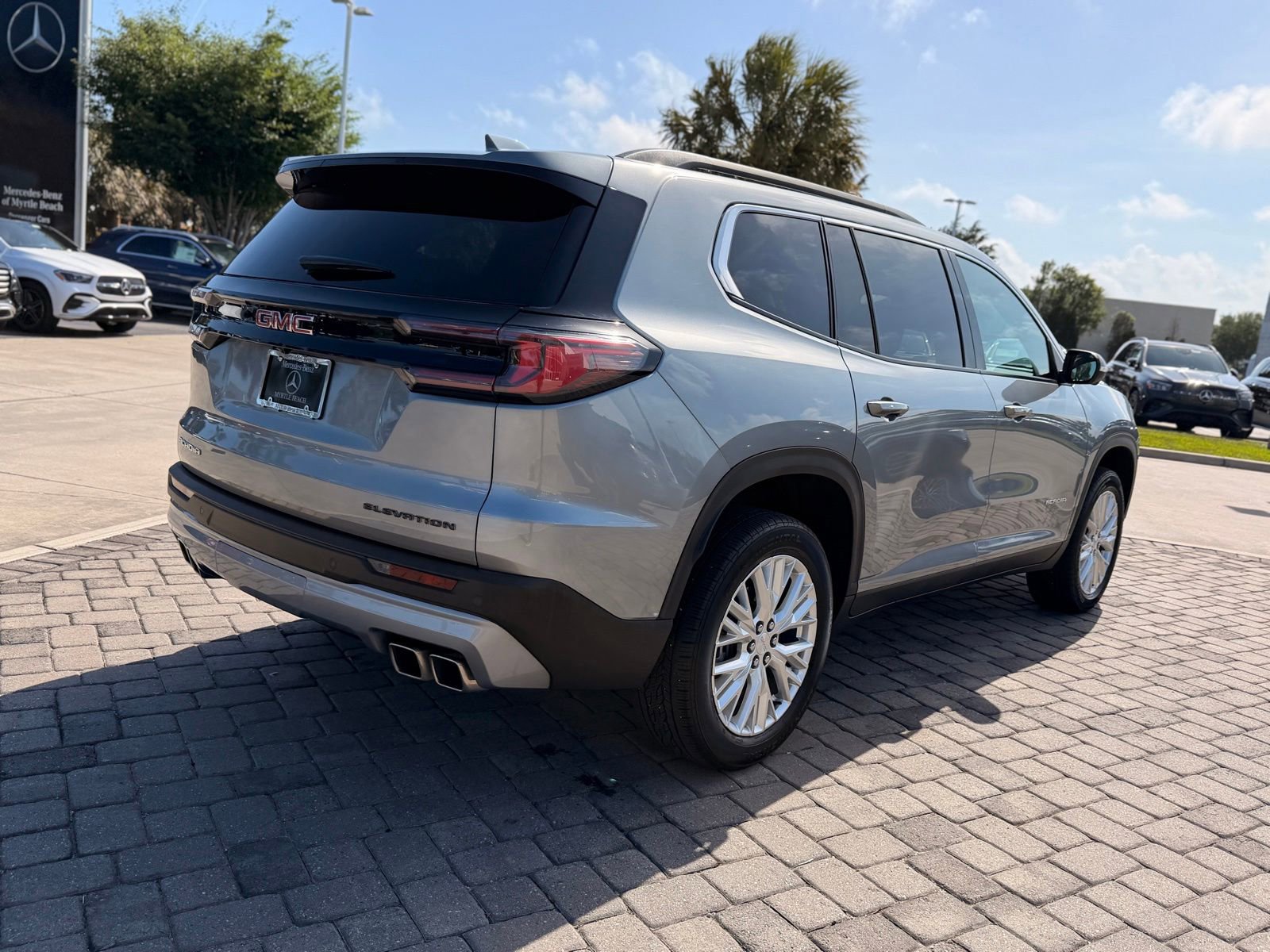 Used 2024 GMC Acadia Elevation w/ Luxury Package FWD image 8