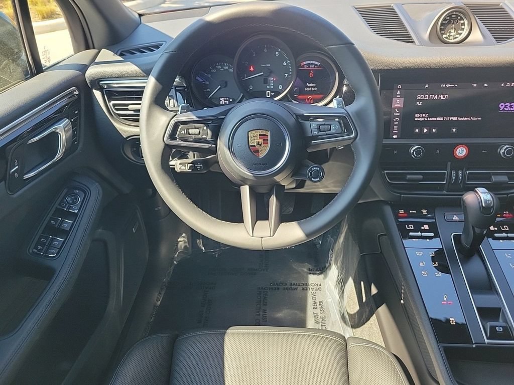 Certified 2025 Porsche Macan AWD/4WD image 21