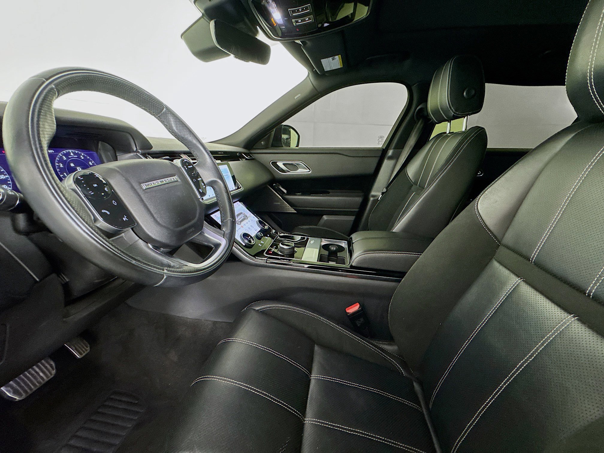 Used 2018 Land Rover Range Rover Velar R-Dynamic SE image 21