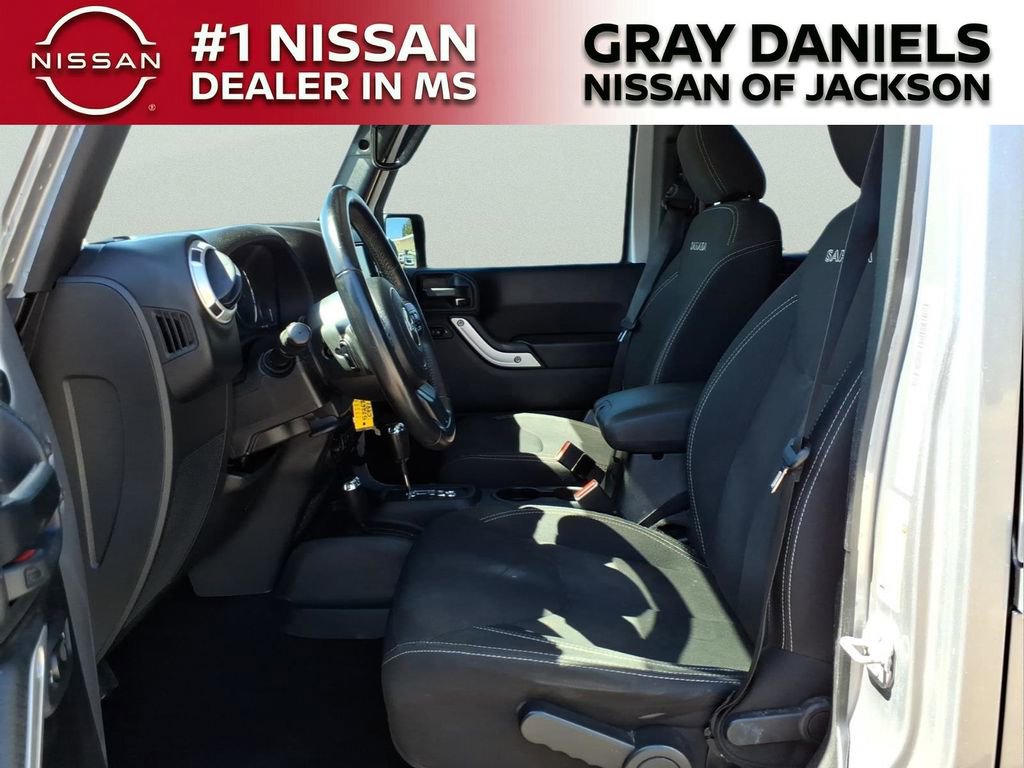 Used 2018 Jeep Wrangler Unlimited Sahara w/ Connectivity Group image 14