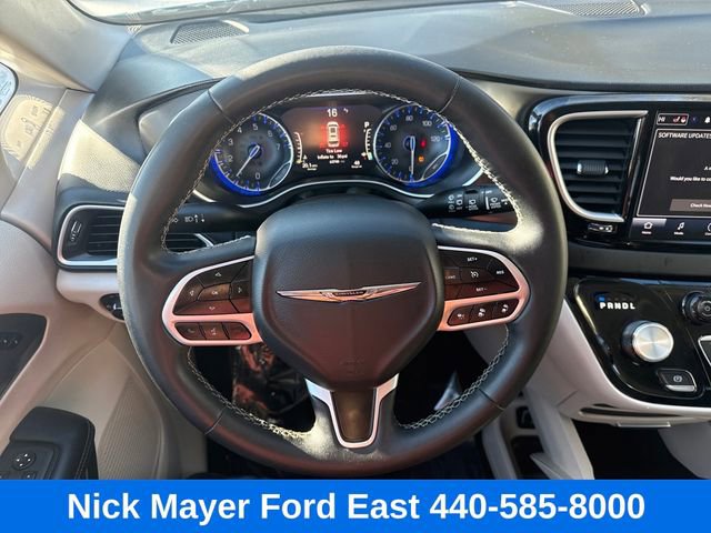 Used 2023 Chrysler Pacifica Touring-L FWD image 8