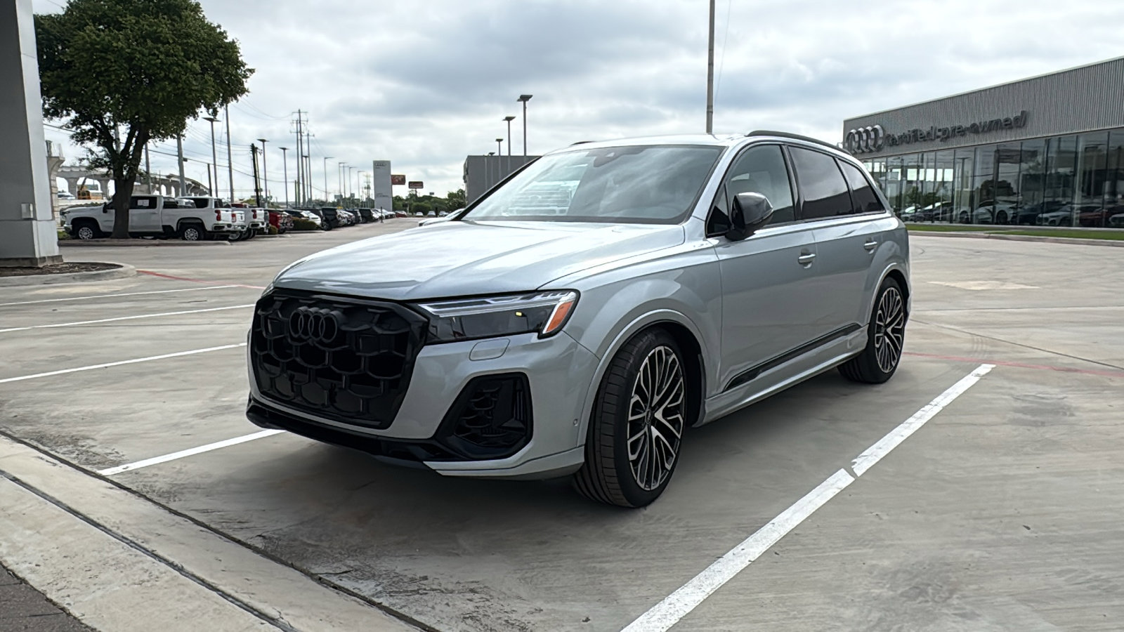Used 2025 Audi SQ7 Premium Plus AWD/4WD image 3