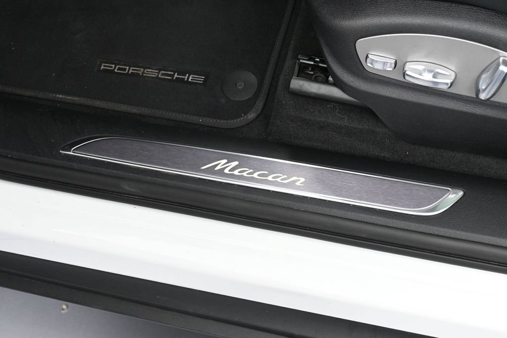 Certified 2026 Porsche Macan AWD/4WD image 16
