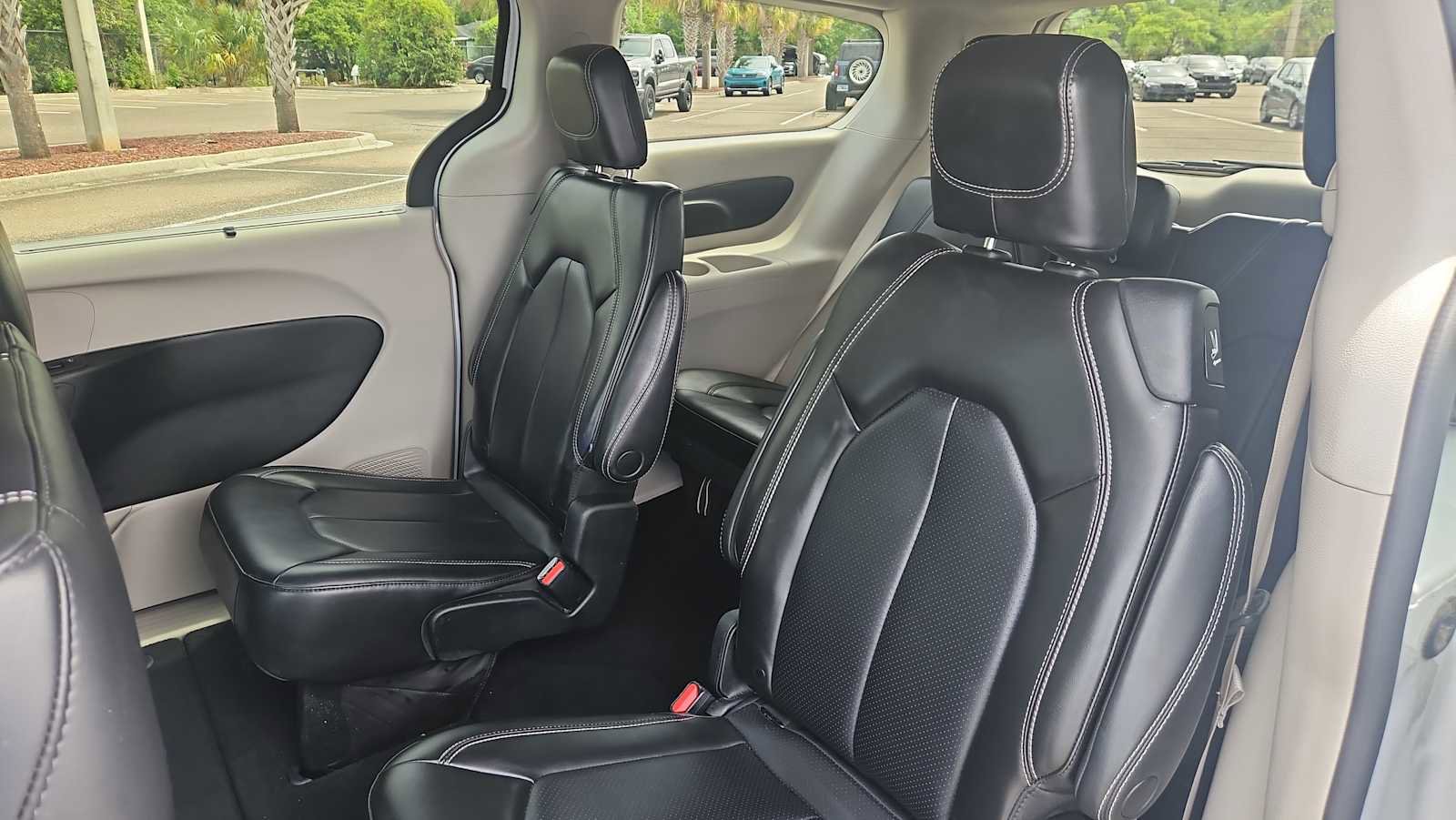 Used 2023 Chrysler Pacifica Touring-L image 24