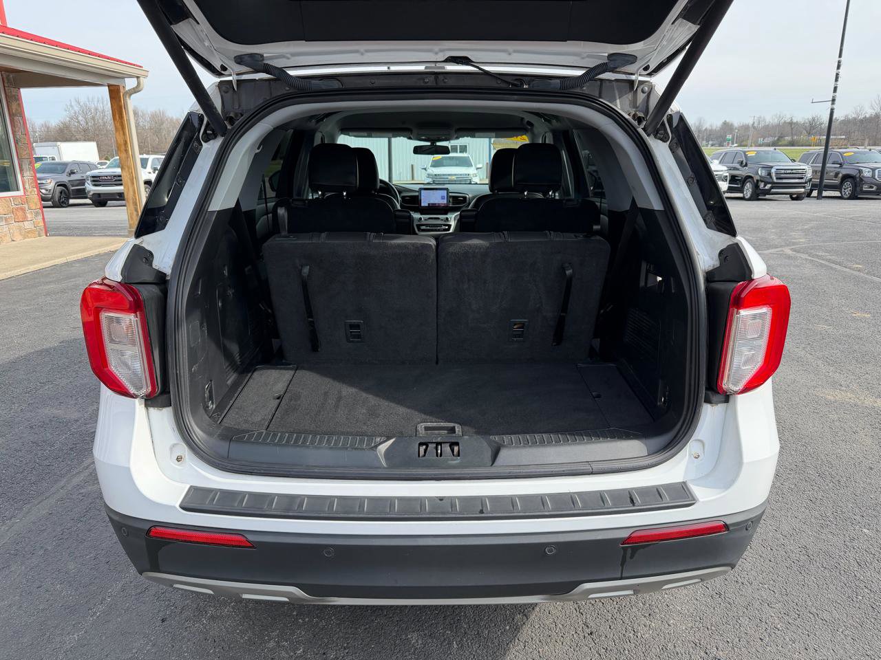 Used 2021 Ford Explorer XLT w/ Equipment Group 202A image 6