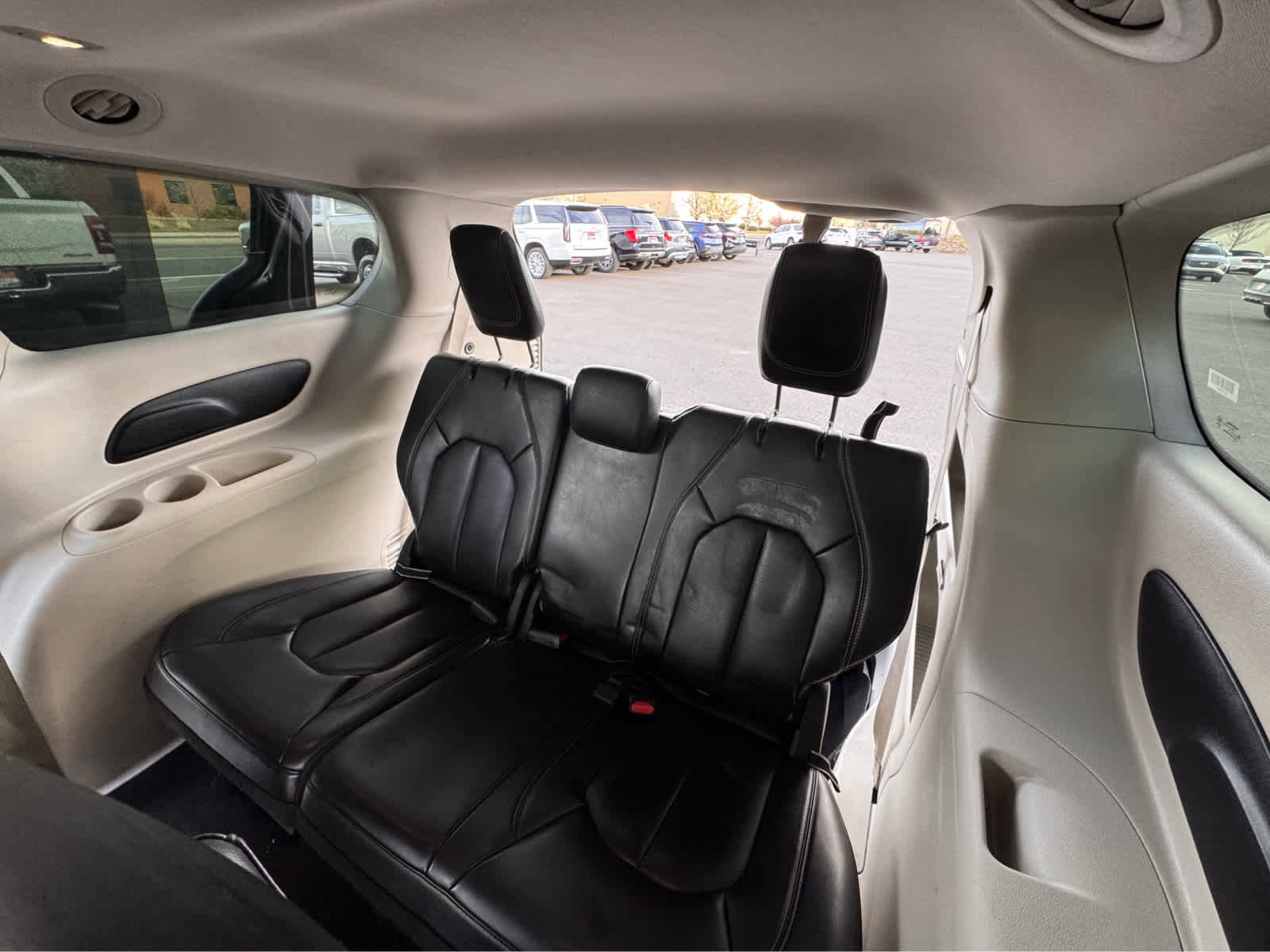 Used 2023 Chrysler Pacifica Touring-L image 11