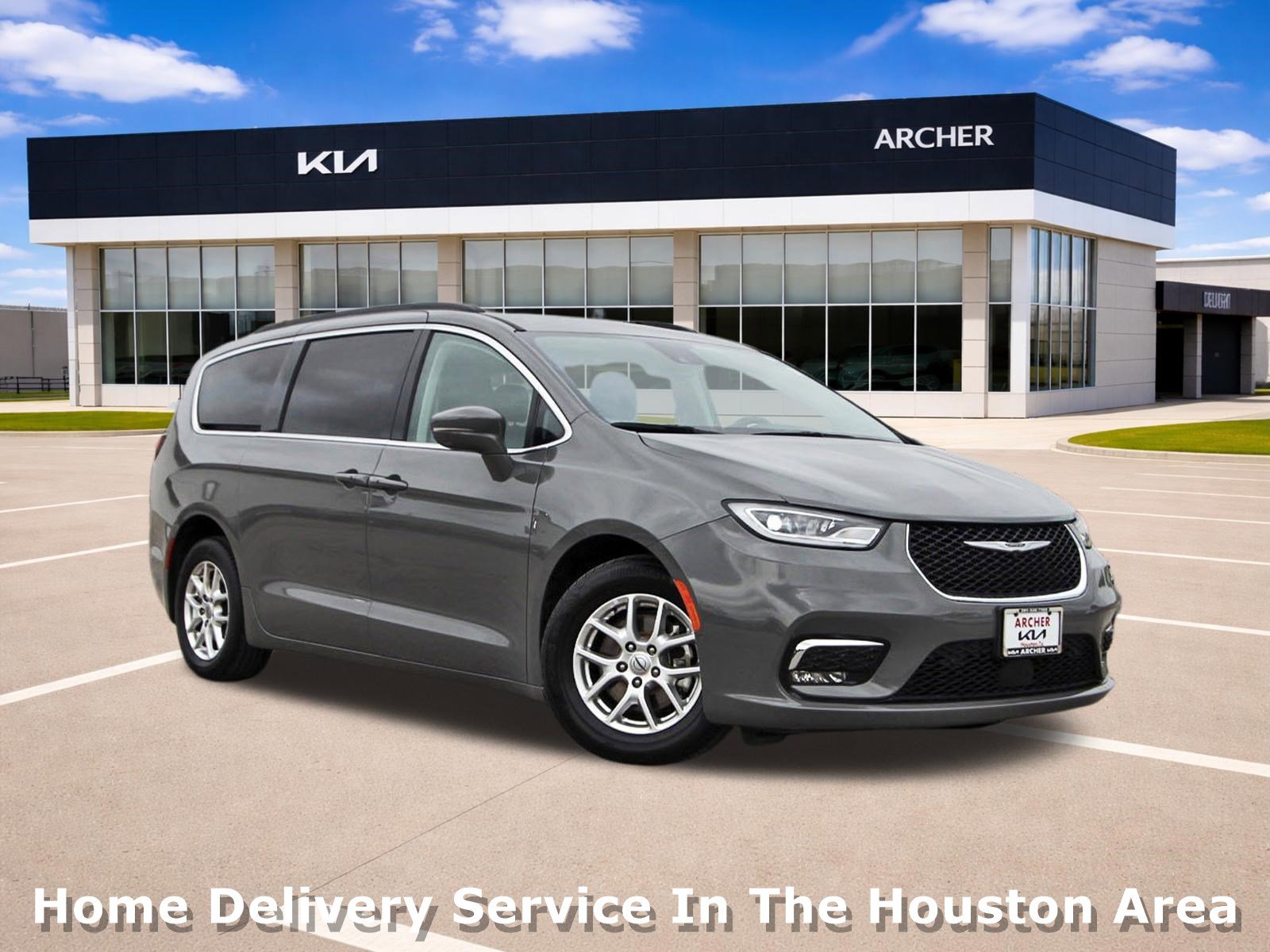 Used 2022 Chrysler Pacifica Touring-L w/ Uconnect Theater Family Group FWD image 1
