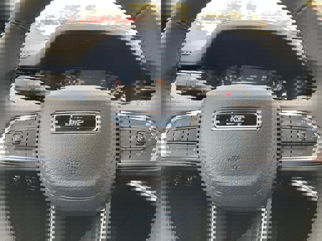 Used 2025 Jeep Compass Latitude image 18