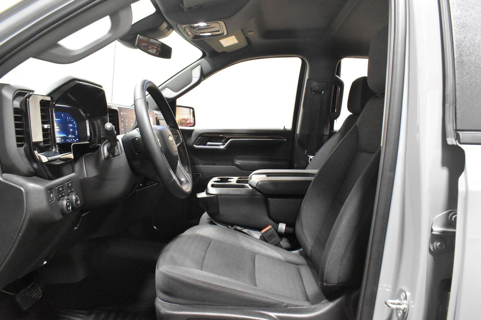 Used 2024 Chevrolet Silverado 1500 LT AWD/4WD image 3
