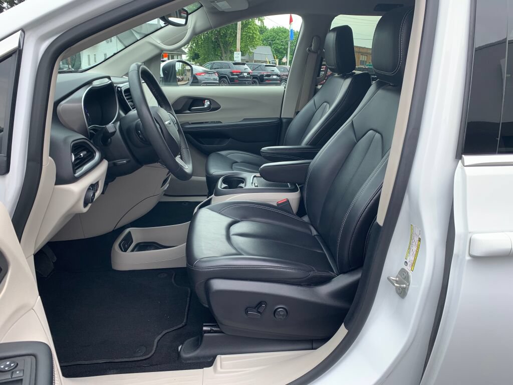 Used 2023 Chrysler Pacifica Touring-L FWD image 11