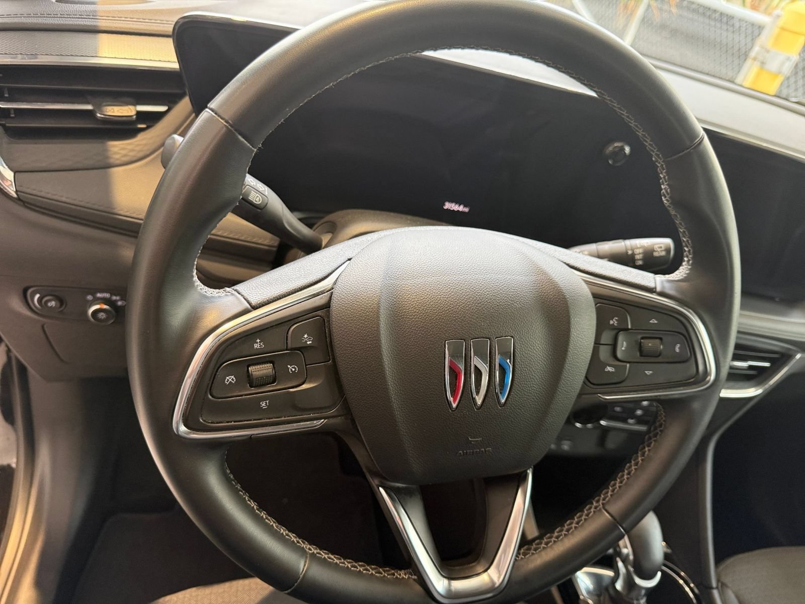 Used 2025 Buick Encore GX Preferred AWD/4WD image 27