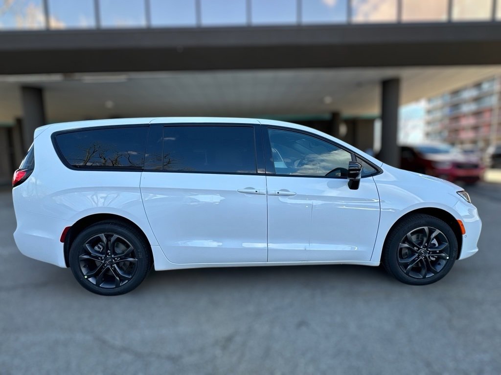 New 2026 Chrysler Pacifica Select image 2