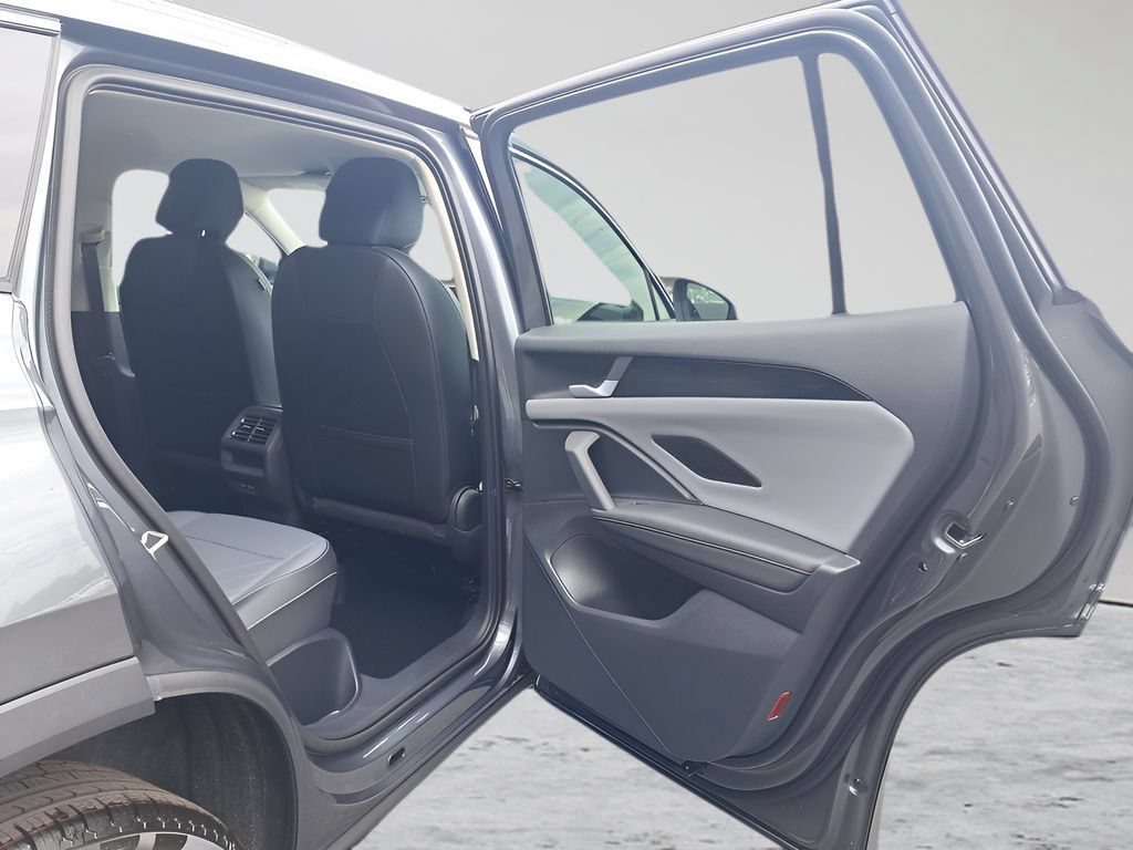 New 2025 Volkswagen Tiguan SE FWD image 28