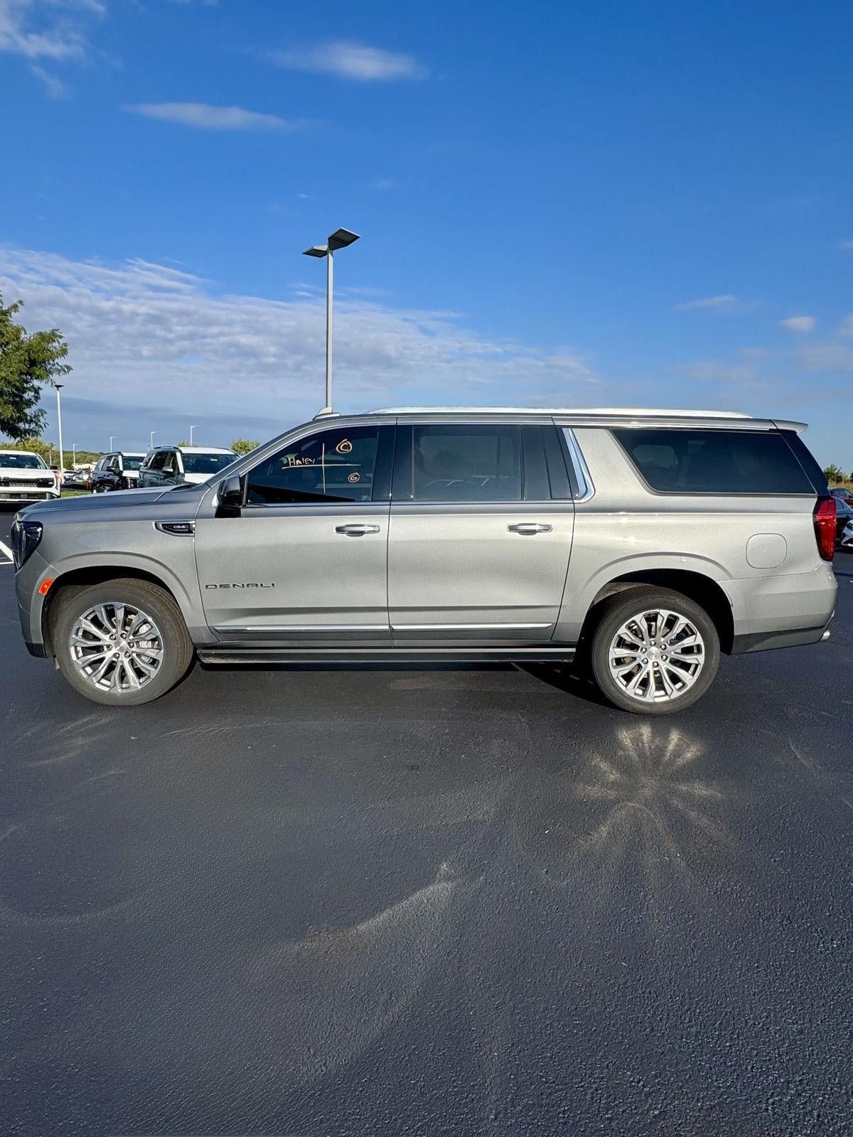 Used 2023 GMC Yukon XL Denali AWD/4WD image 2