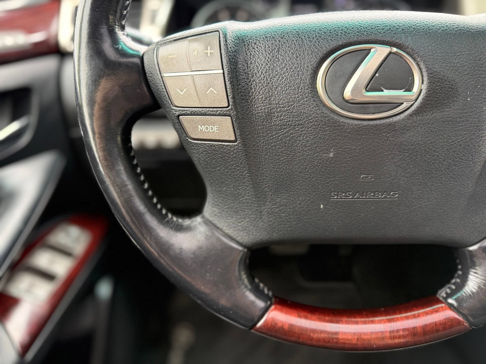 Used 2015 Lexus LX 570 4WD w/ Luxury Package image 24