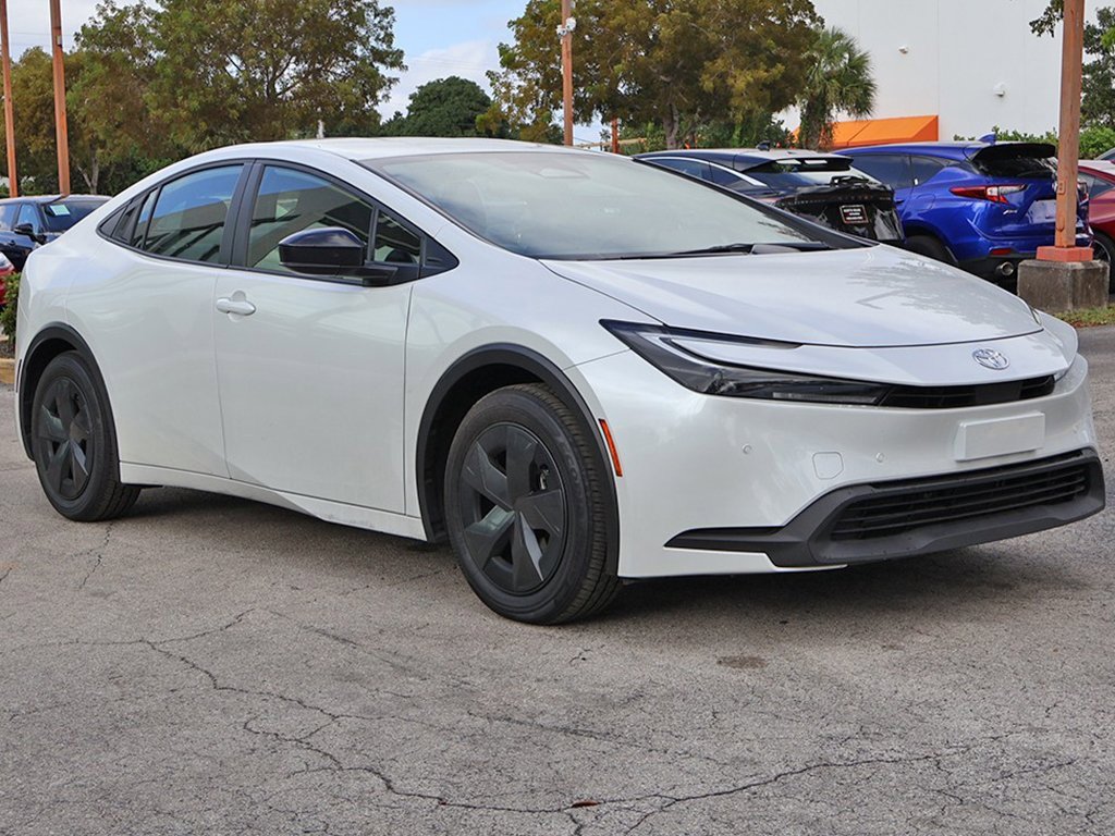 Used 2024 Toyota Prius LE image 2