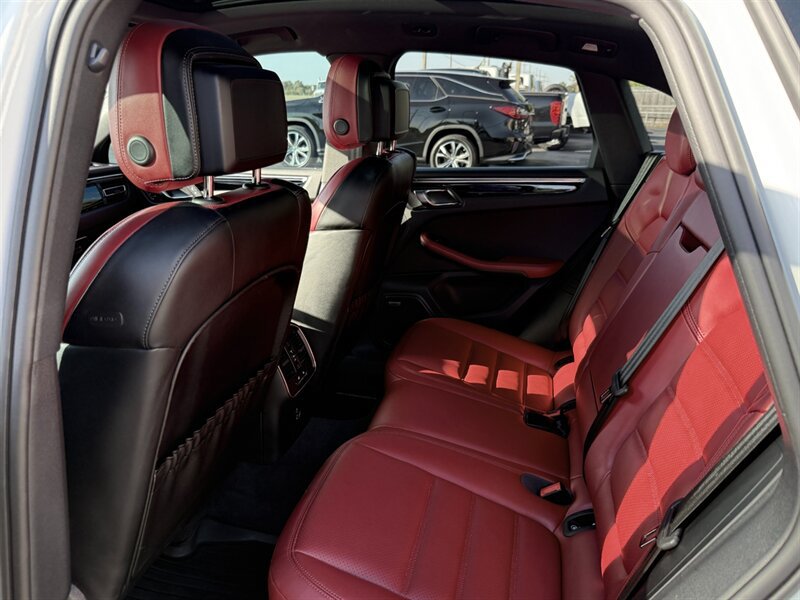 Used 2025 Porsche Macan Turbo AWD/4WD image 10
