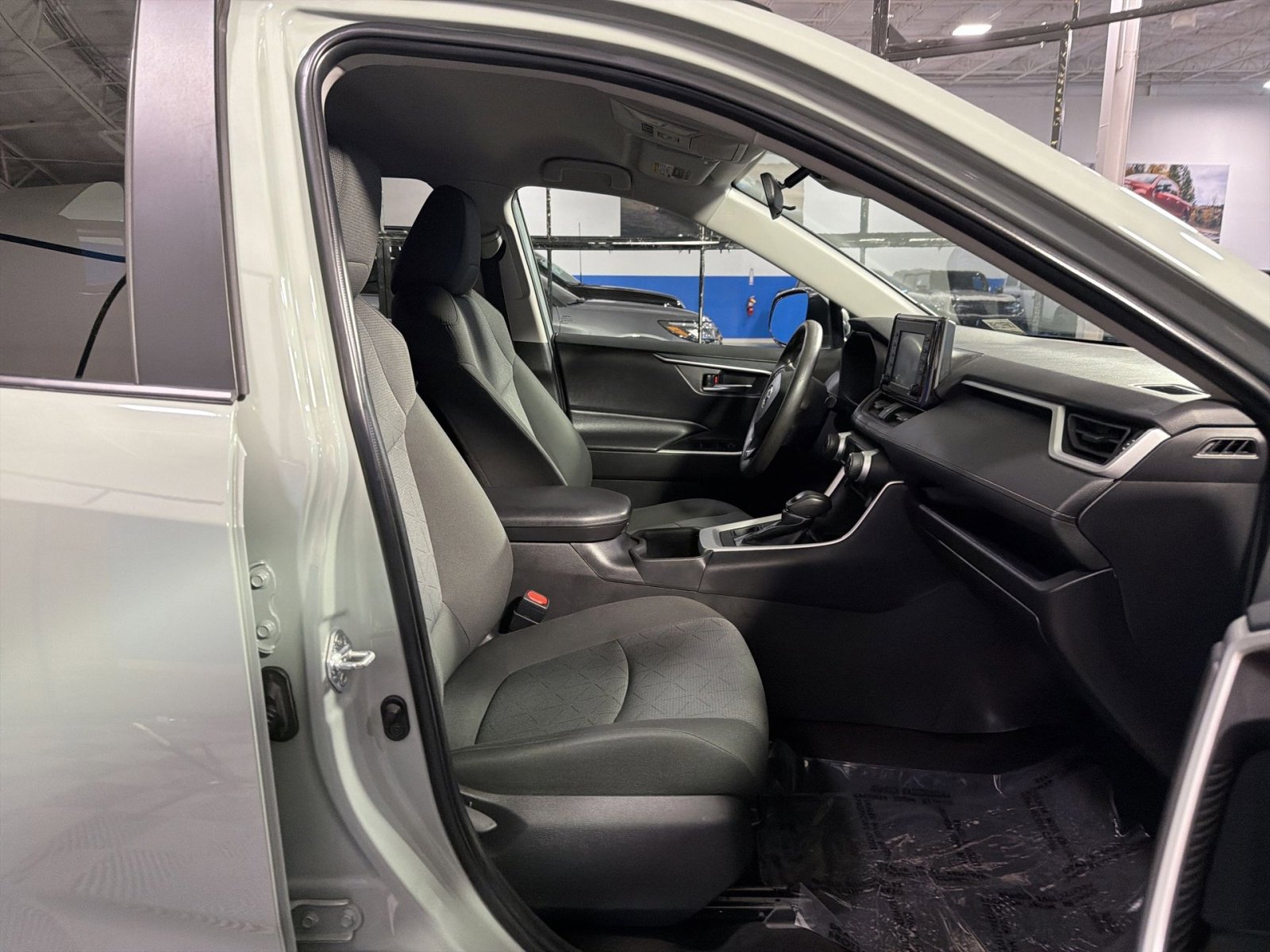 Used 2022 Toyota RAV4 XLE AWD/4WD image 25