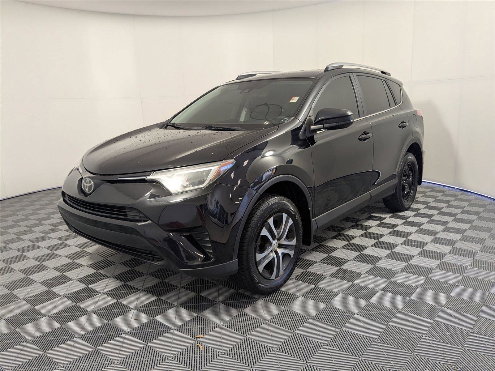 Used 2018 Toyota RAV4 LE image 2