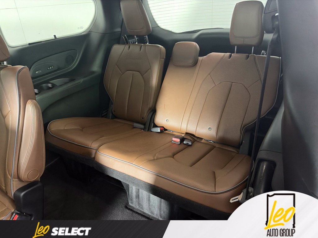 Used 2019 Chrysler Pacifica Limited w/ Tire & Wheel Group FWD image 13