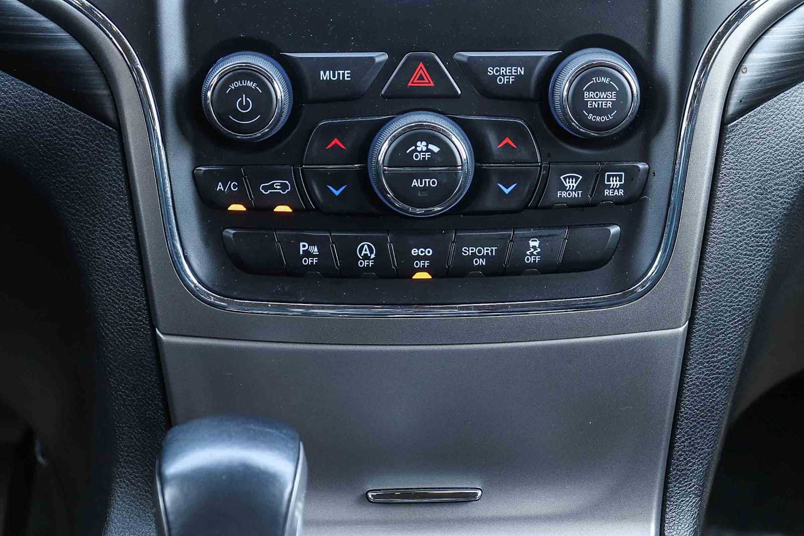 Used 2019 Jeep Grand Cherokee Laredo RWD image 18