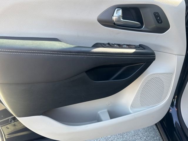 Used 2023 Chrysler Pacifica Touring-L image 9