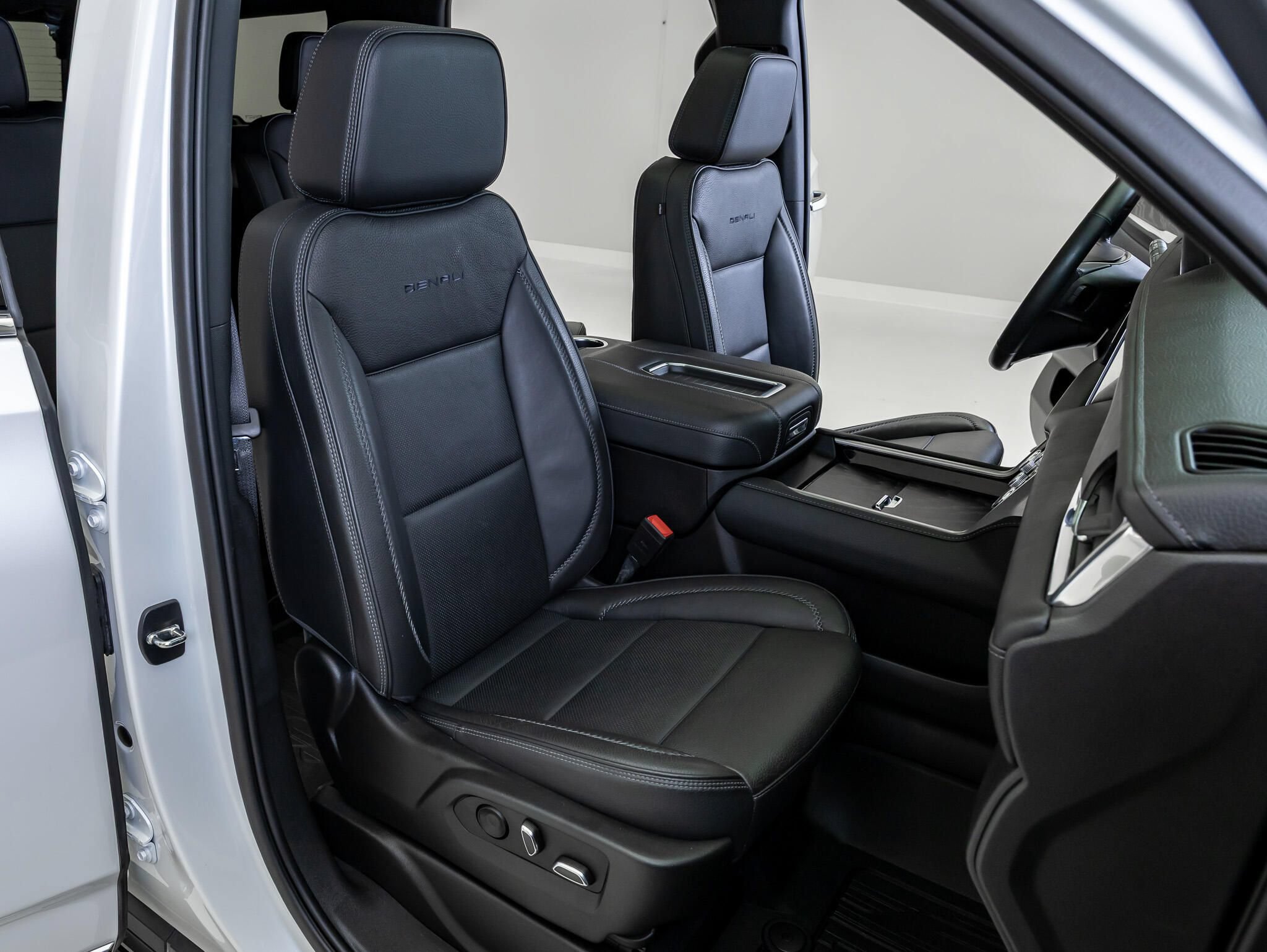 Used 2023 GMC Yukon Denali AWD/4WD image 30