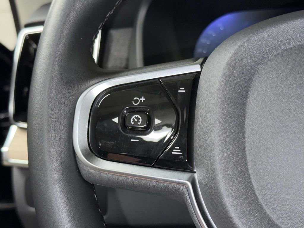 Used 2025 Volvo XC90 B6 Plus image 32