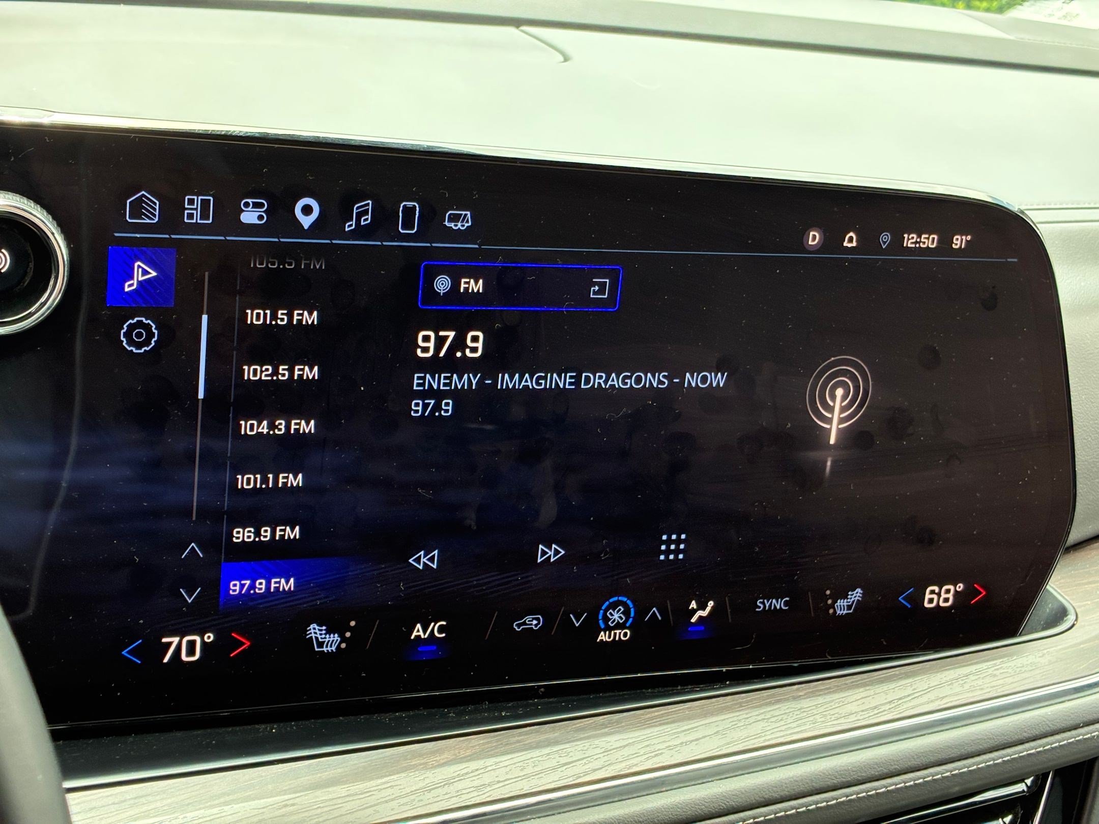 Used 2025 Chevrolet Suburban Z71 AWD/4WD image 23