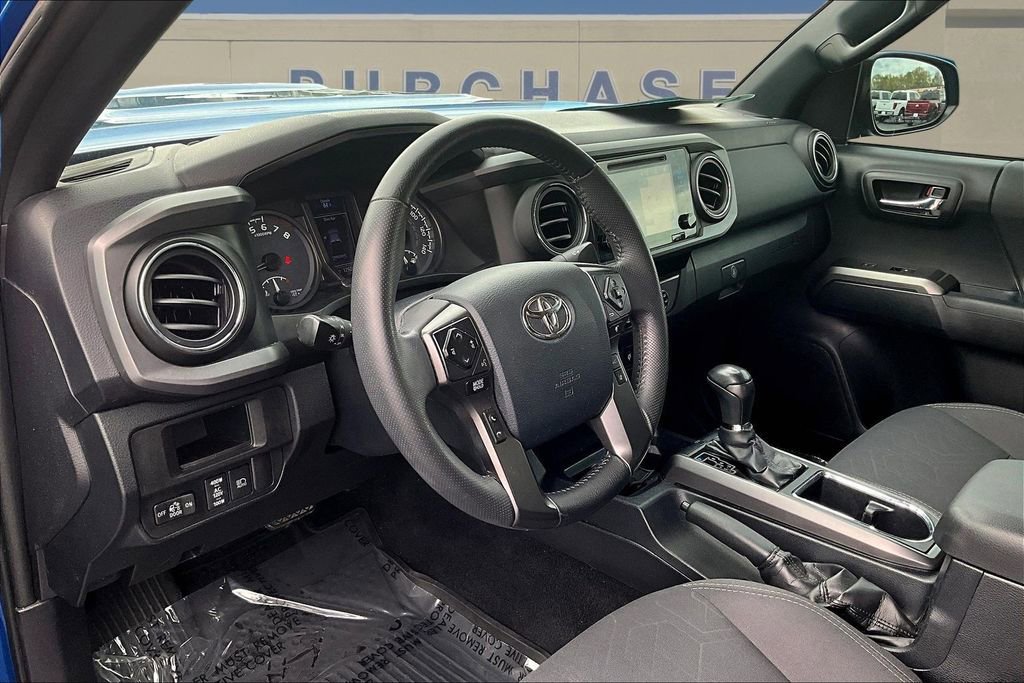 Used 2018 Toyota Tacoma TRD Sport w/ Technology Package image 19